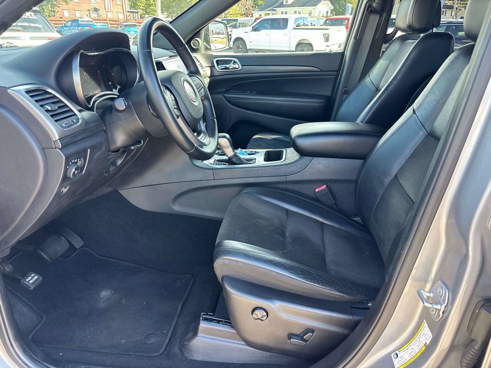 Certified 2019 Jeep Grand Cherokee Altitude AWD/4WD image 9