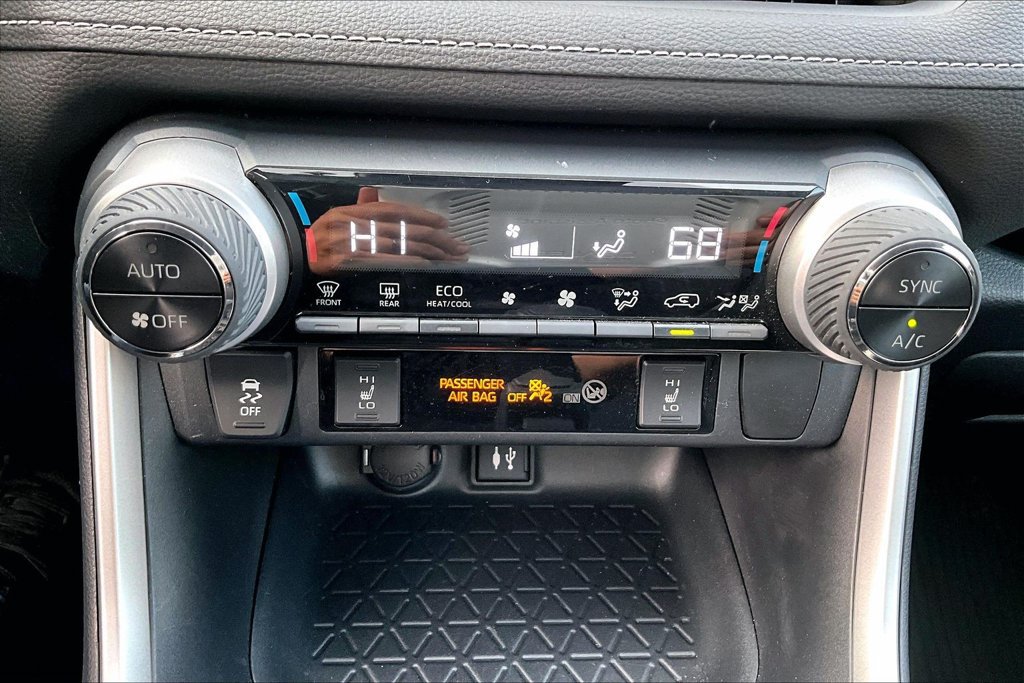 Used 2019 Toyota RAV4 XLE AWD/4WD image 16
