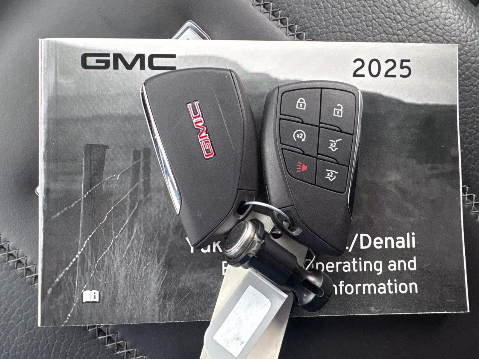 Used 2025 GMC Yukon Denali w/ Sun & Power Step Package AWD/4WD image 38