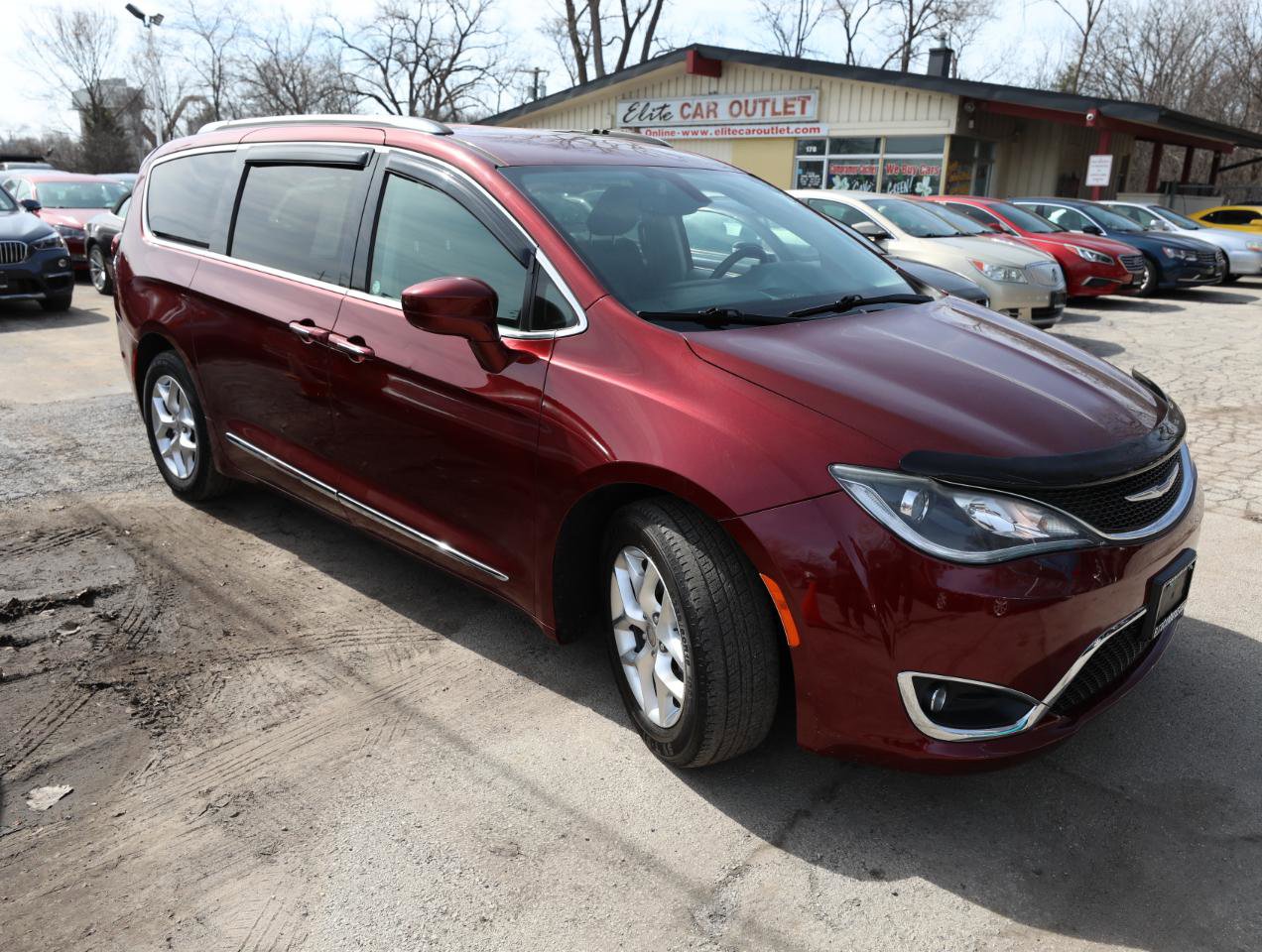 Used 2020 Chrysler Pacifica Touring-L w/ Tire & Wheel Group FWD image 4