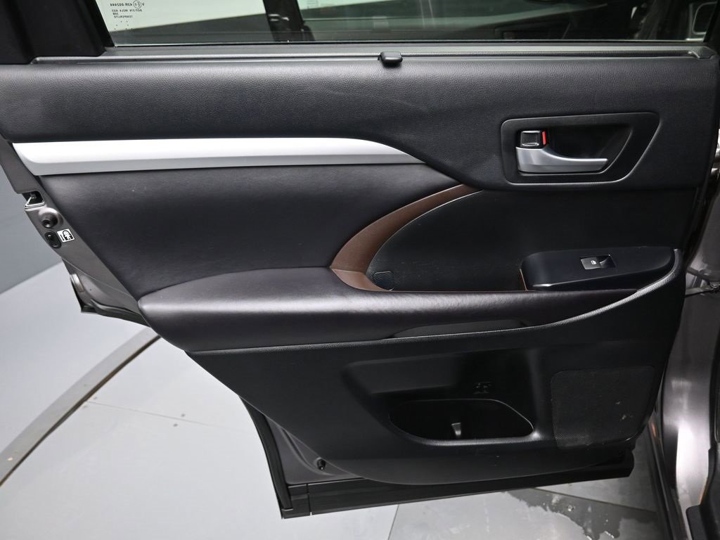 Used 2016 Toyota Highlander XLE image 24