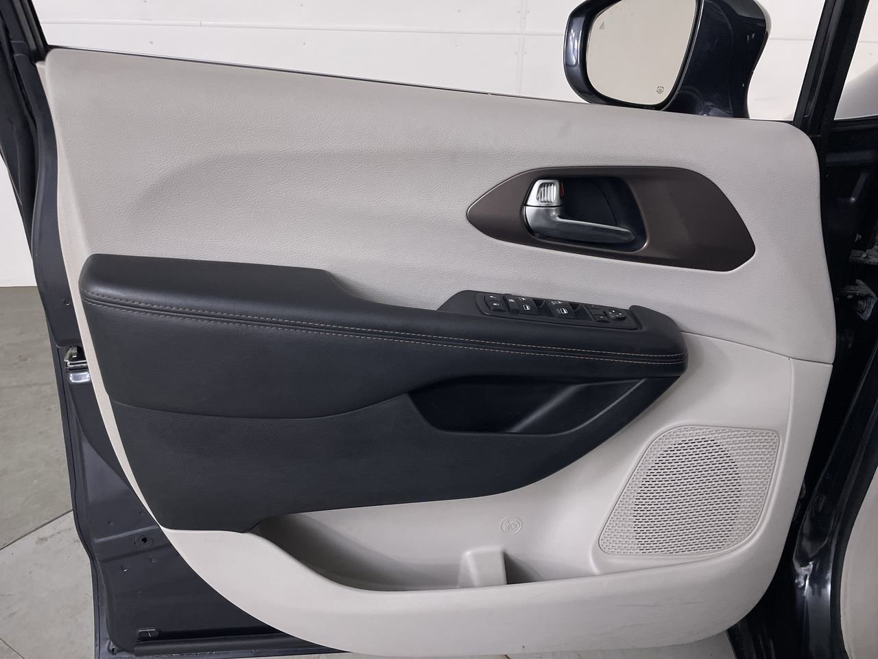 Used 2019 Chrysler Pacifica Touring-L FWD image 10