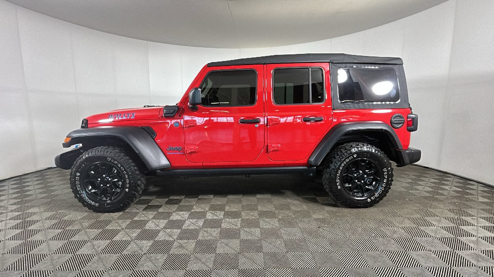 Used 2023 Jeep Wrangler Unlimited w/ Cold Weather Group AWD/4WD image 8
