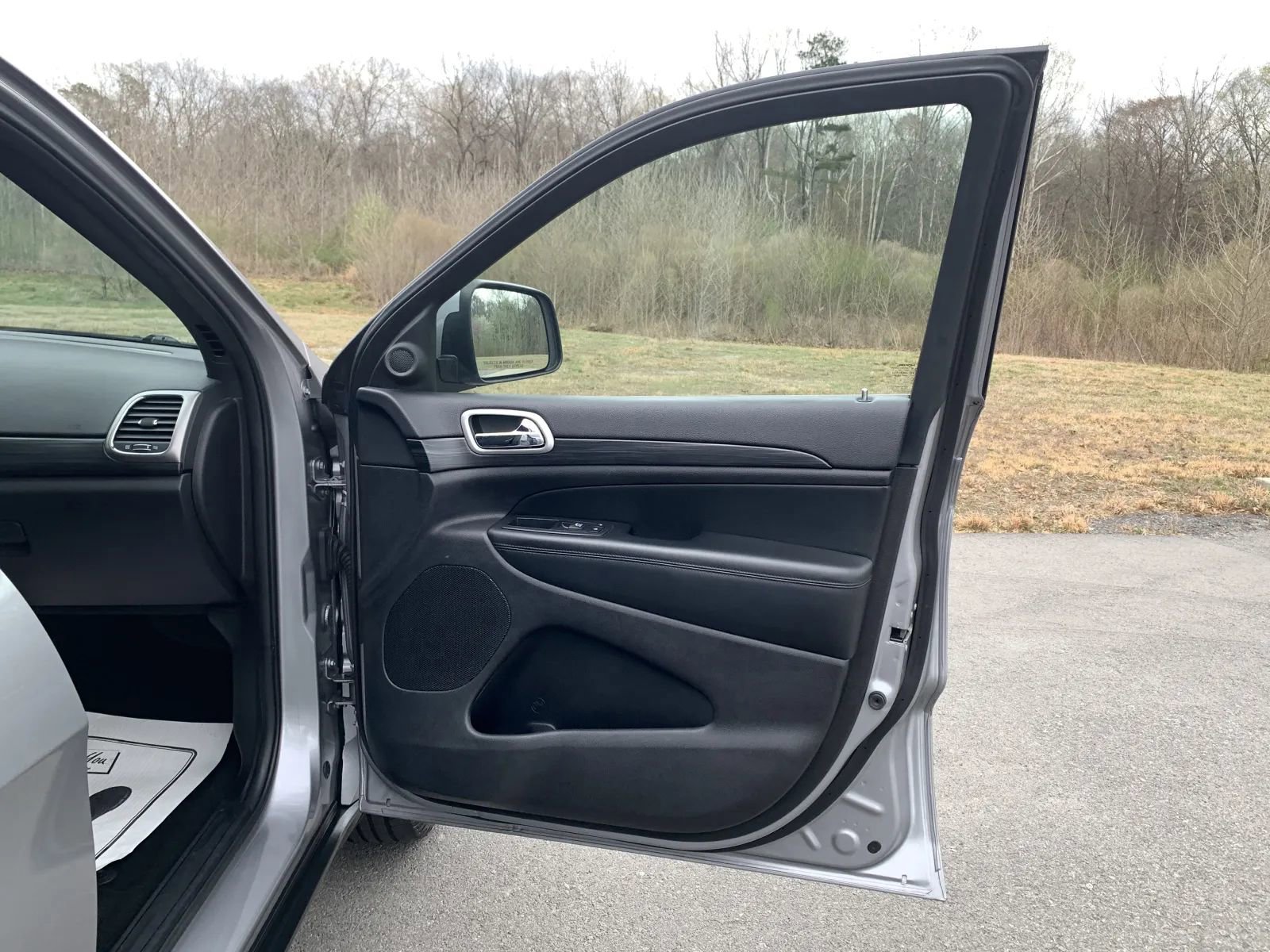Used 2019 Jeep Grand Cherokee Laredo RWD image 28