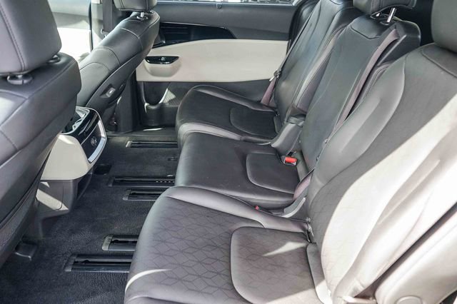 Used 2024 Kia Carnival EX image 18