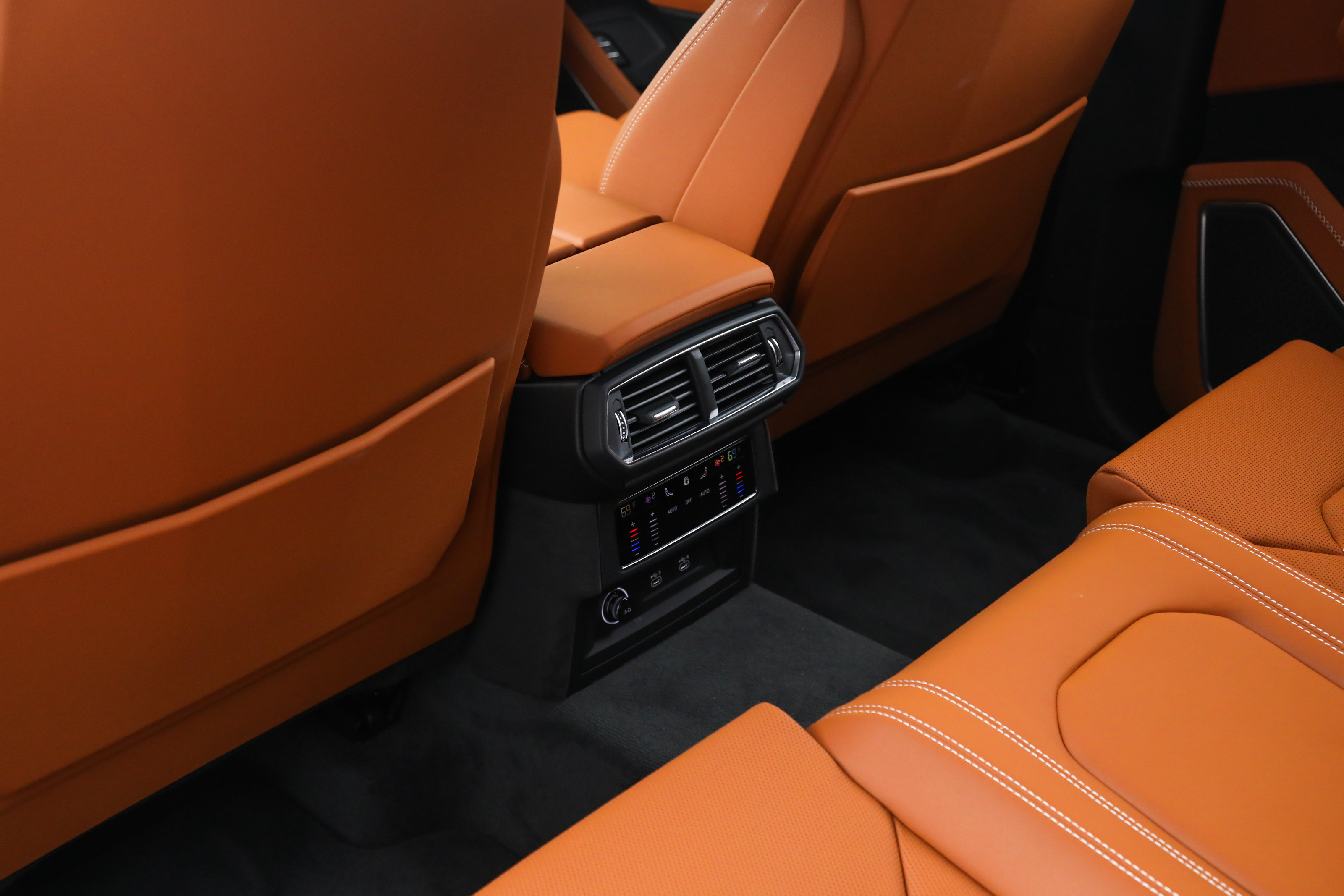 Used 2025 Lamborghini Urus SE AWD/4WD image 34