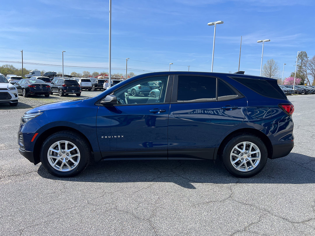 Used 2023 Chevrolet Equinox LS image 2