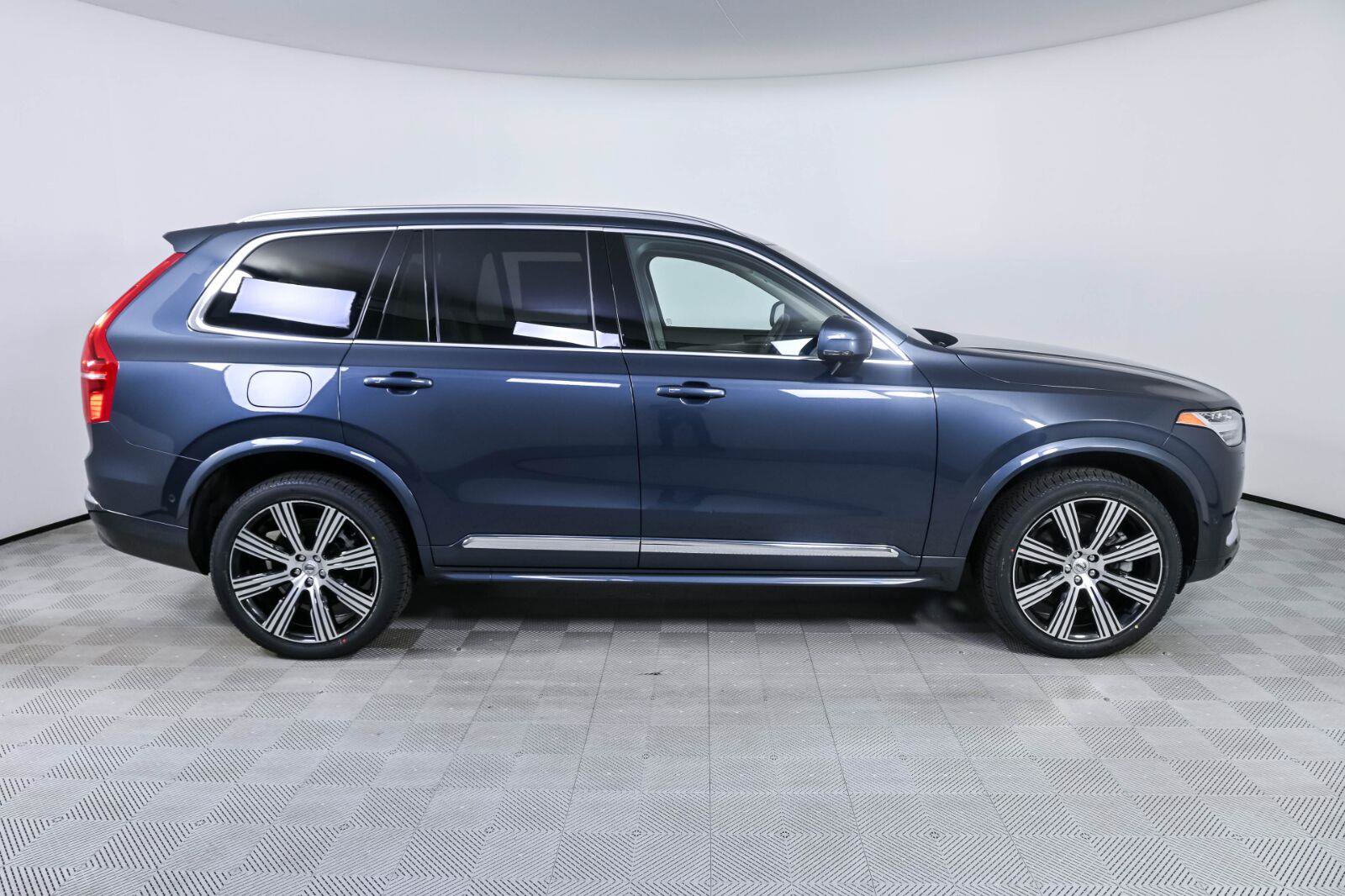Certified 2025 Volvo XC90 T8 Plus w/ Protection Package Premier AWD/4WD image 27