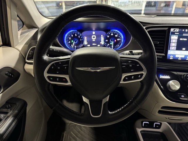 Used 2021 Chrysler Pacifica Touring-L image 18