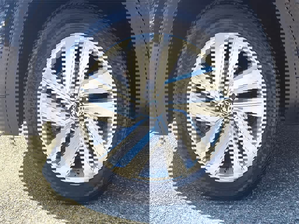 Used 2020 Volkswagen Atlas Cross Sport SE w/ Panoramic Sunroof Package image 9