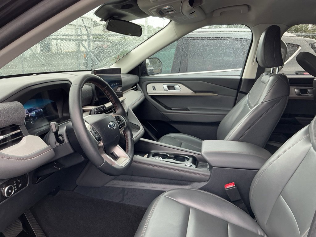 Used 2025 Ford Explorer Active w/ Active Comfort Package RWD image 16