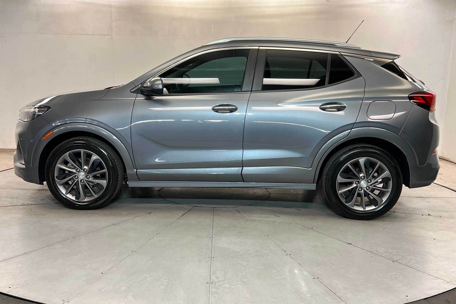 Used 2022 Buick Encore GX Select w/ Sport Touring Package FWD image 2