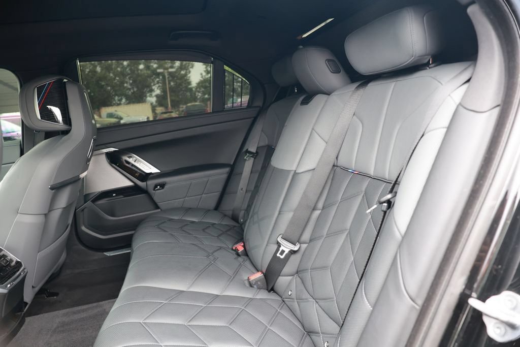 Used 2023 BMW 740i w/ Executive Package RWD image 34