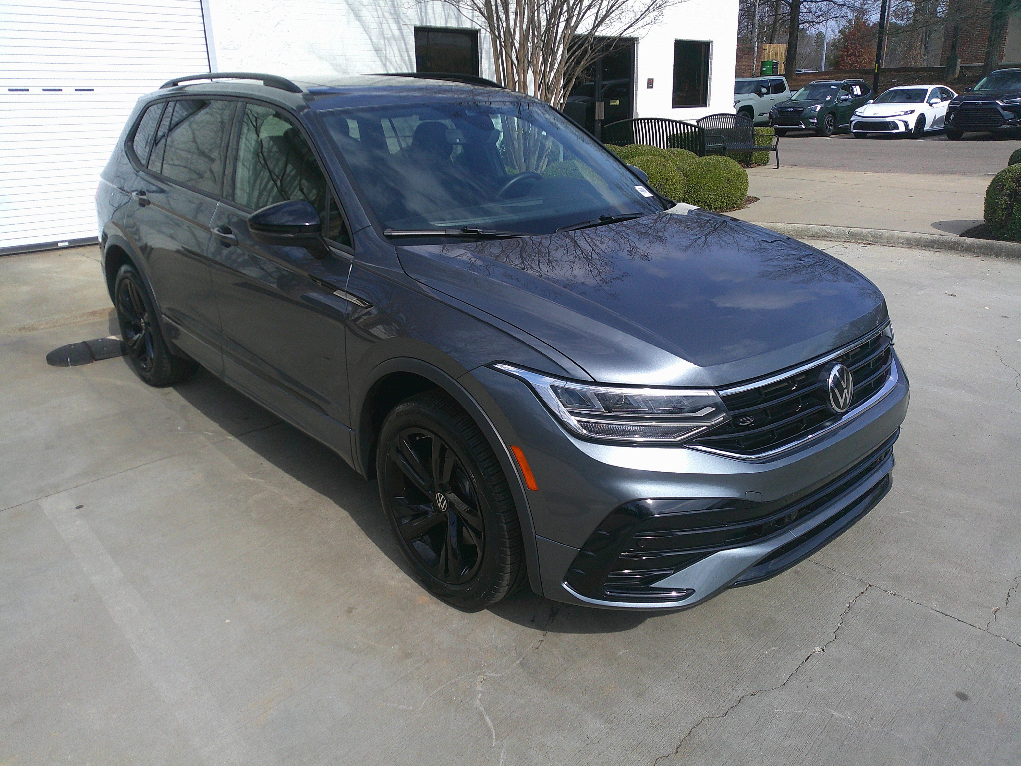 Used 2024 Volkswagen Tiguan SE R-Line image 2