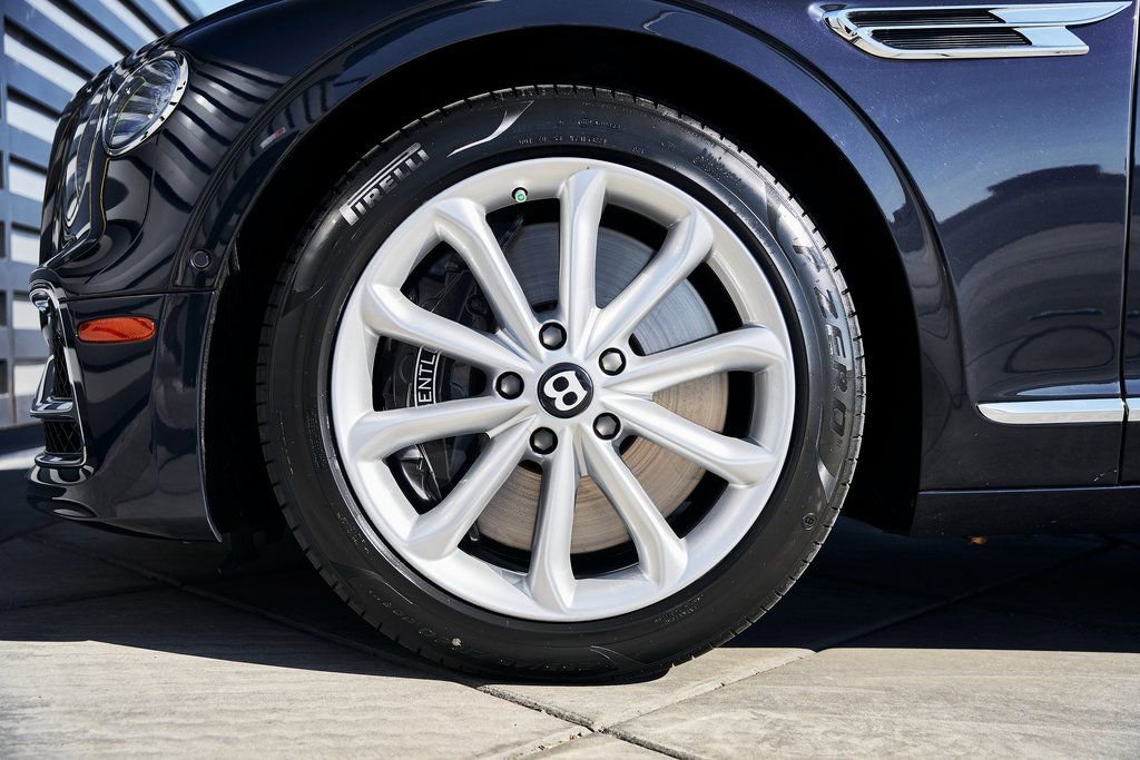 Used 2024 Bentley Flying Spur V8 AWD/4WD image 3