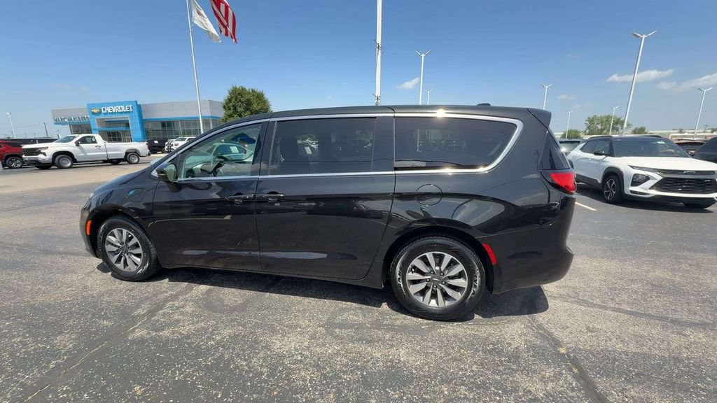 Used 2023 Chrysler Pacifica Touring-L FWD image 5