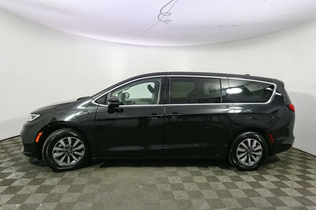 Used 2023 Chrysler Pacifica Touring-L FWD image 6