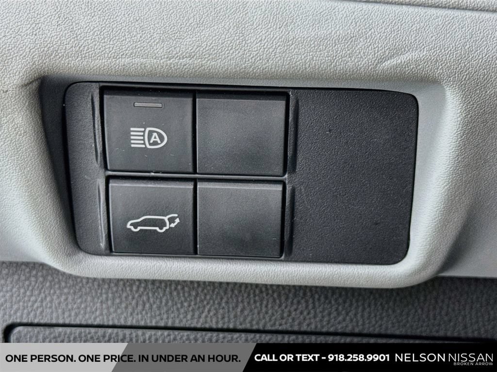 Used 2022 Toyota Highlander XLE AWD/4WD image 10