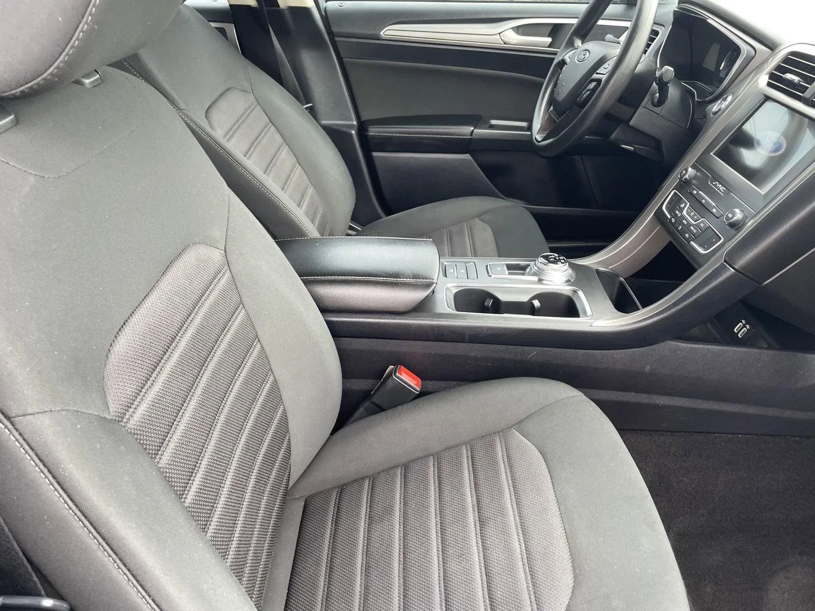 Used 2020 Ford Fusion SE image 12