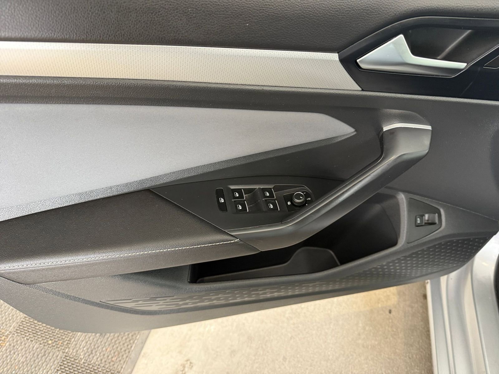 Used 2025 Volkswagen Jetta SE image 20