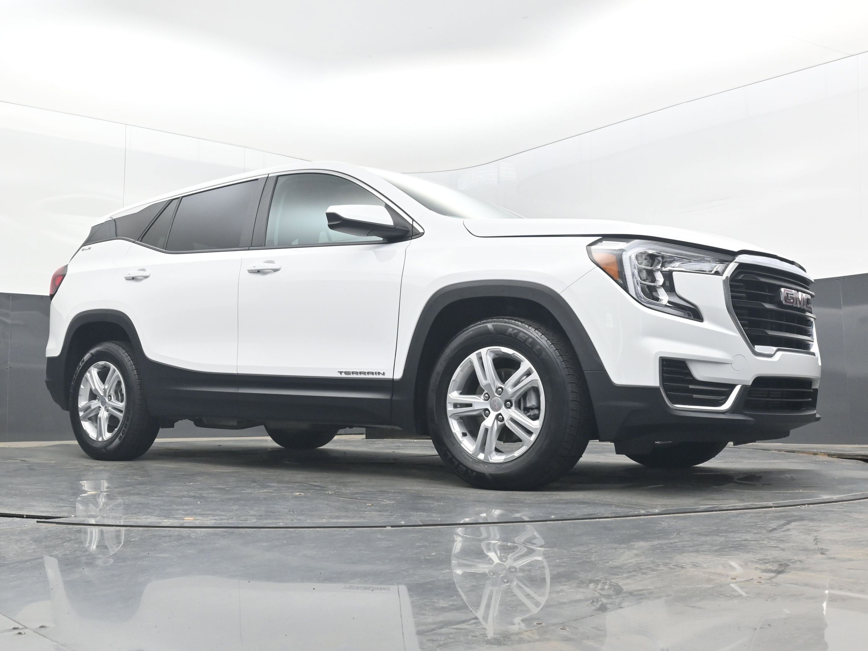 Used 2024 GMC Terrain SLE FWD image 23