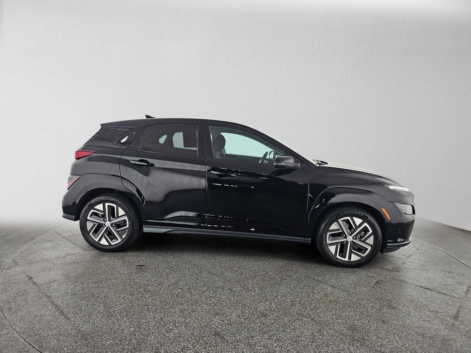 Used 2023 Hyundai Kona SE w/ Cargo Package FWD image 2