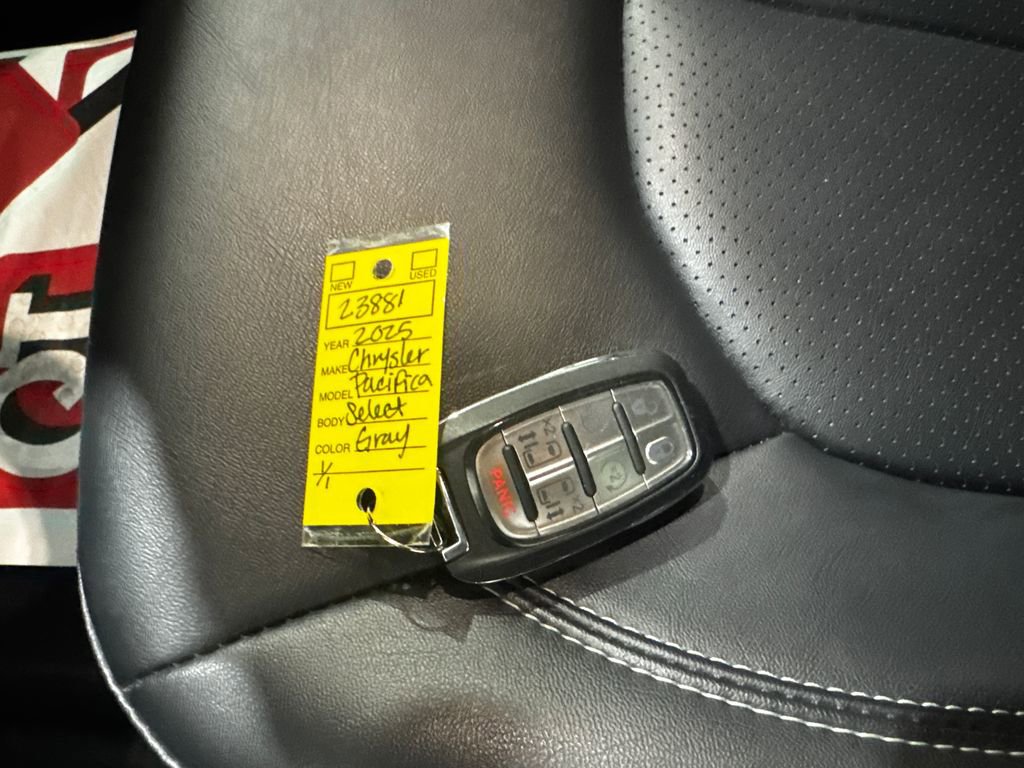 Used 2025 Chrysler Pacifica Select FWD image 43