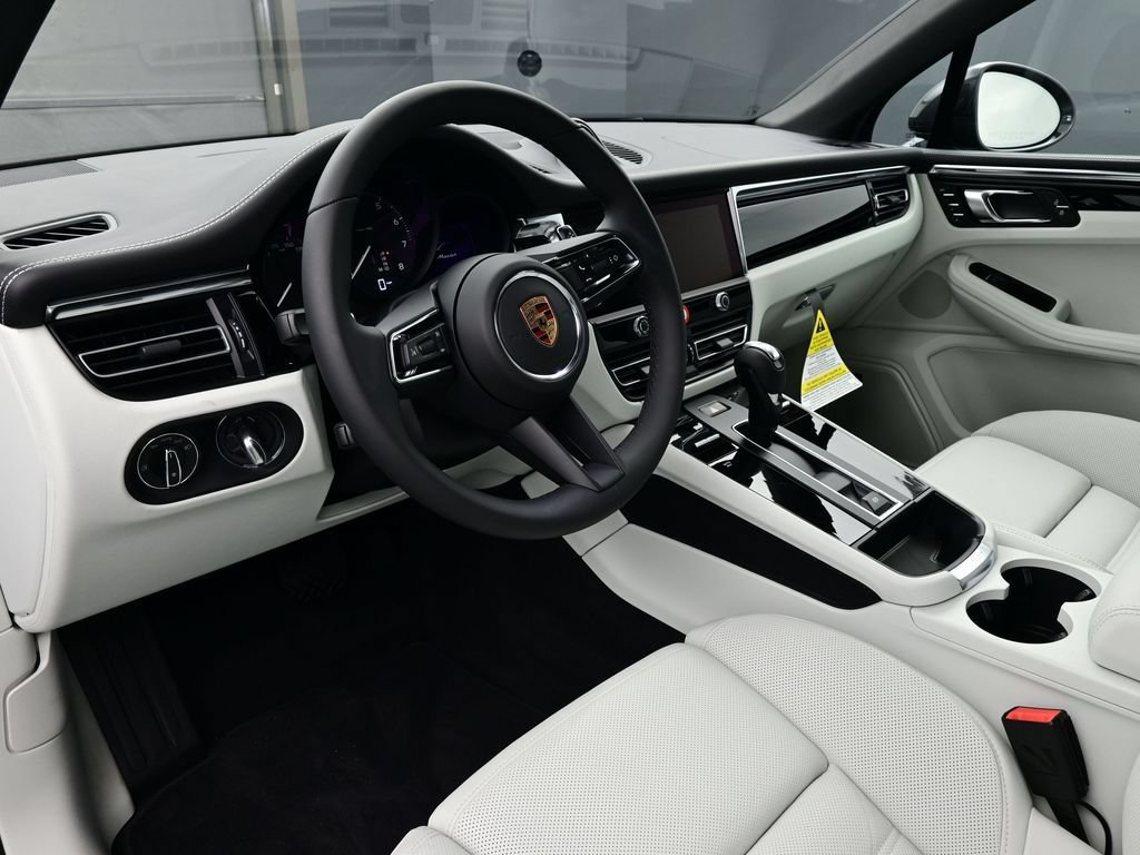 Certified 2026 Porsche Macan AWD/4WD image 4