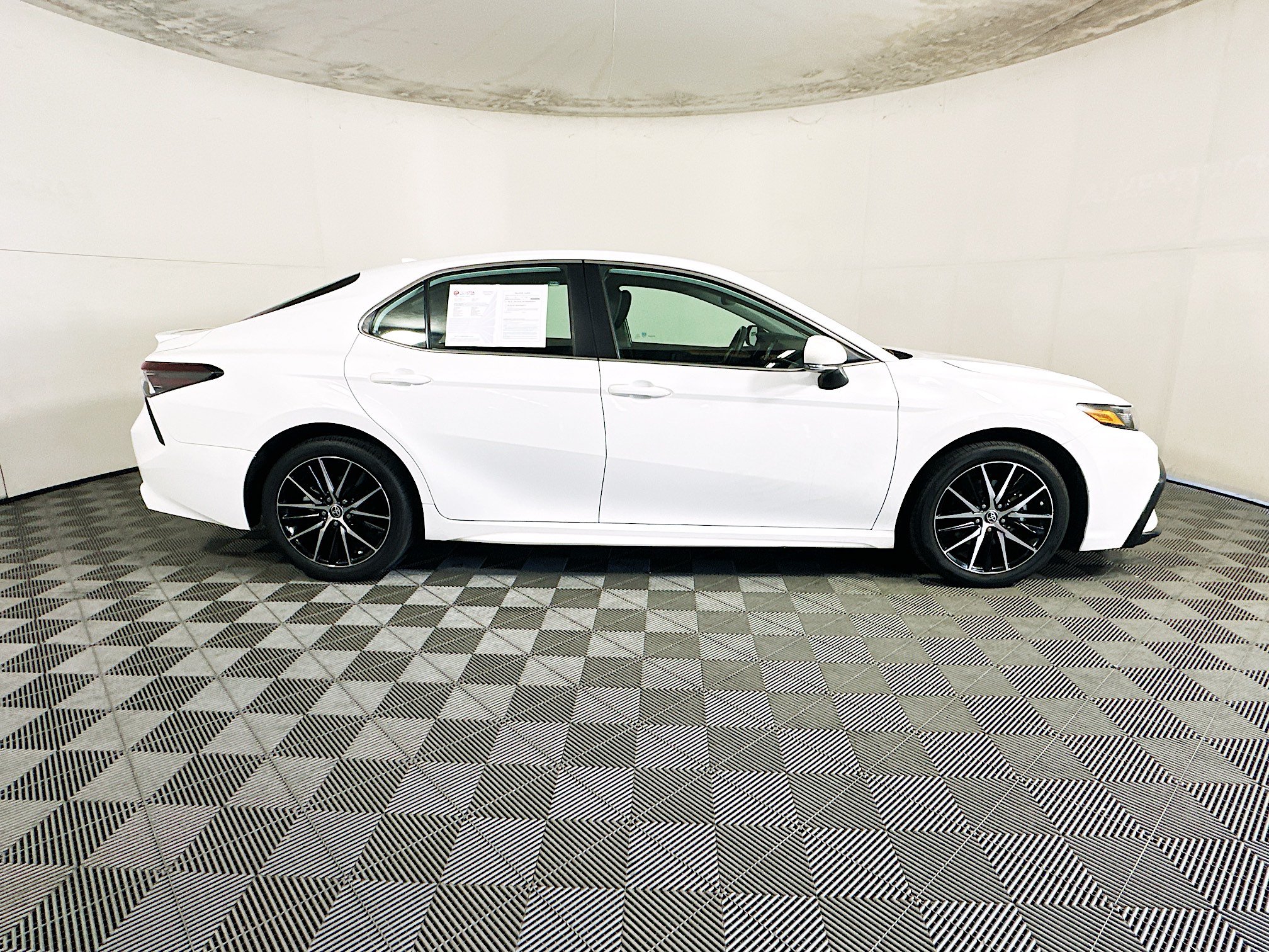 Used 2023 Toyota Camry SE w/ Convenience Package FWD image 2