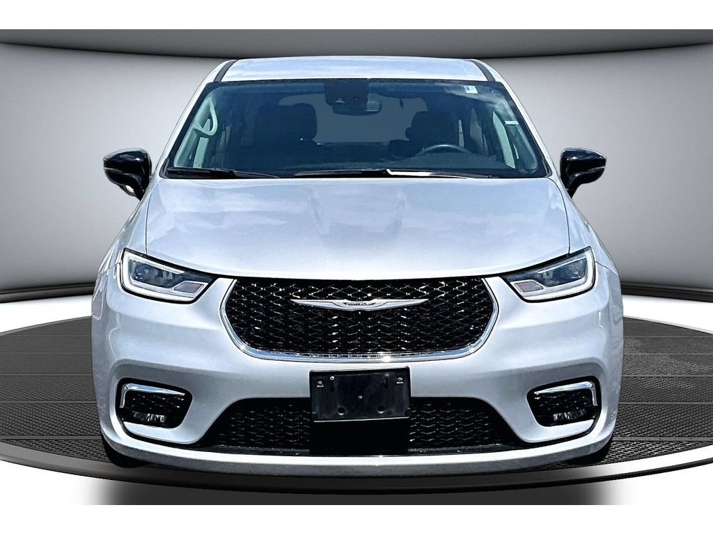 Used 2024 Chrysler Pacifica Touring-L FWD image 4