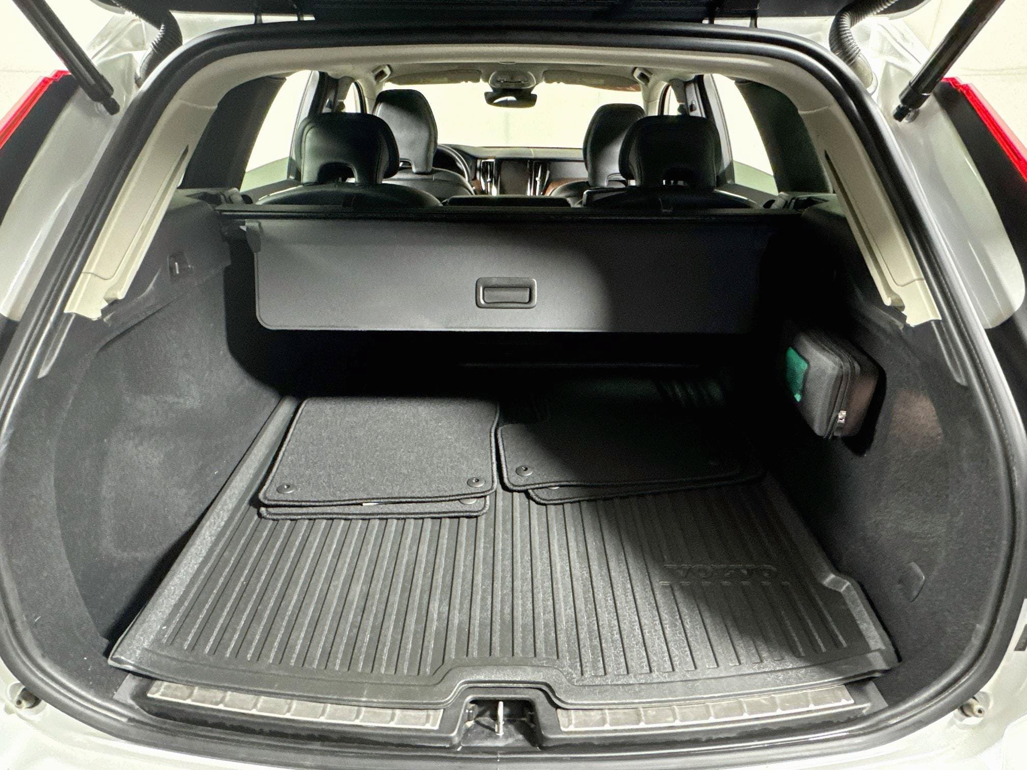 Used 2024 Volvo XC60 B5 Plus w/ Protection Package Premier AWD/4WD image 25