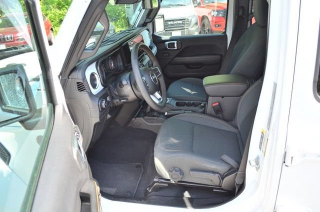 Used 2025 Jeep Wrangler Unlimited Sahara AWD/4WD image 17