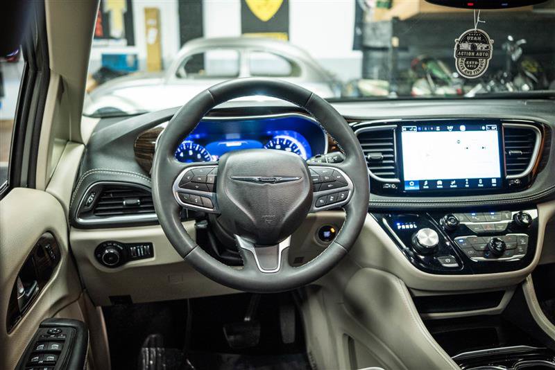 Used 2023 Chrysler Pacifica Limited image 16