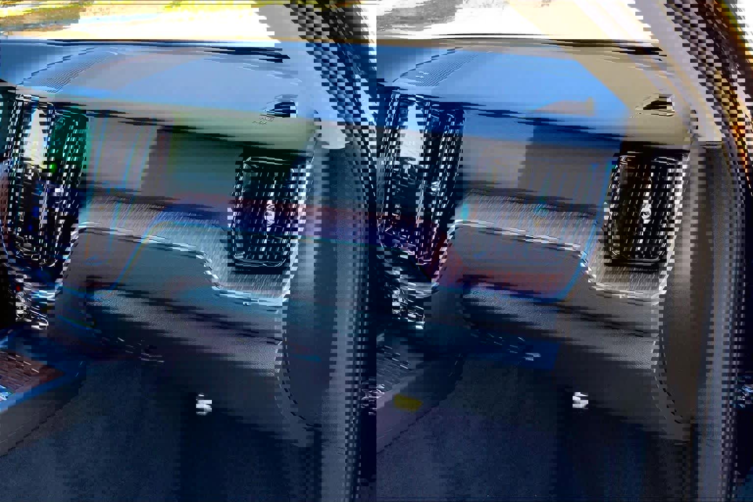 Certified 2023 Volvo XC60 T8 Plus w/ Climate Package image 18