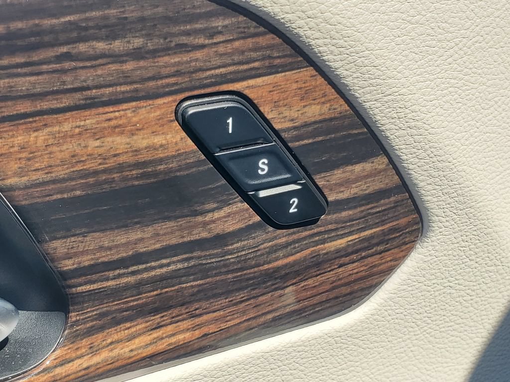 Used 2024 Chrysler Pacifica Limited w/ Uconnect Theater Family Group AWD/4WD image 9