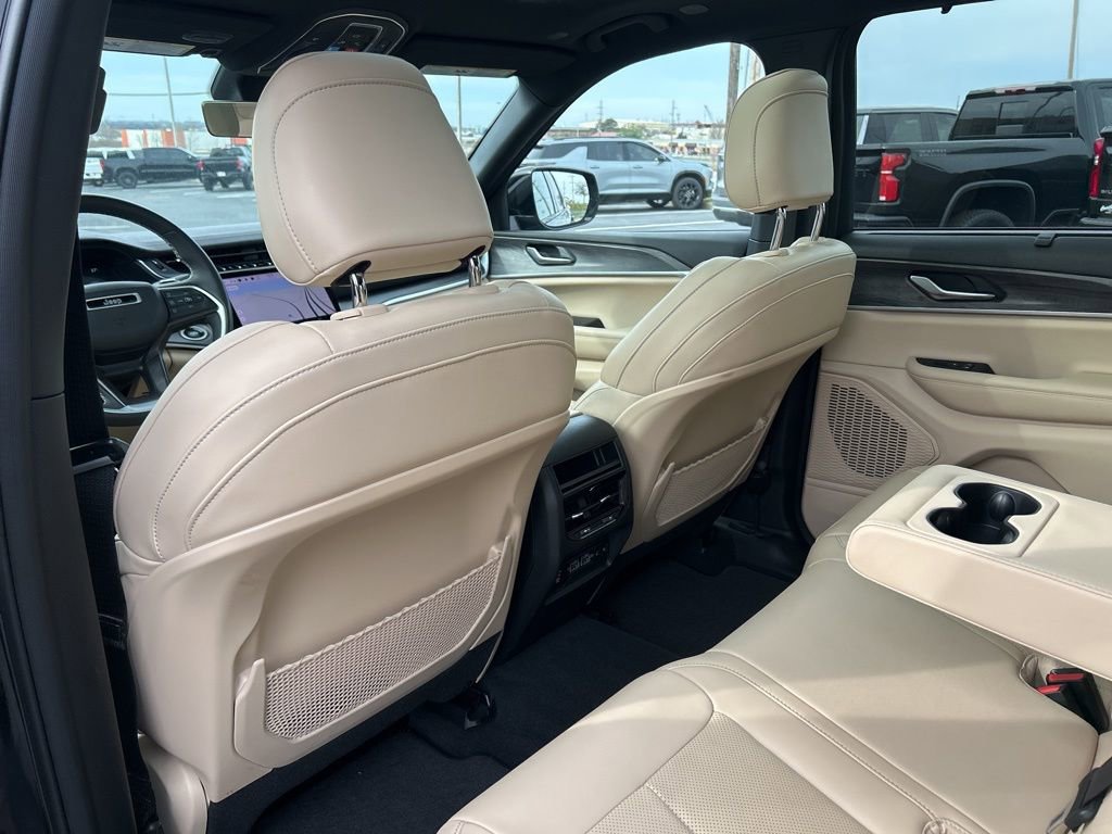 Used 2023 Jeep Grand Cherokee Limited w/ Luxury Tech Group II image 43