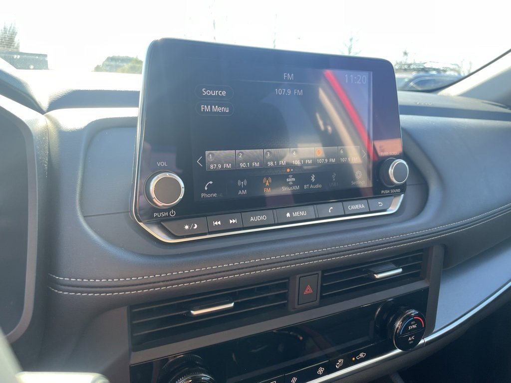 Used 2025 Nissan Rogue SV image 16