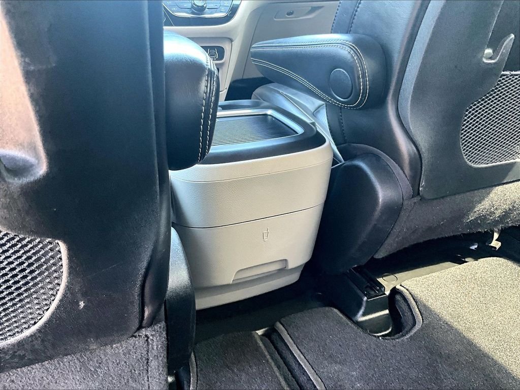 Used 2023 Chrysler Pacifica Touring-L FWD image 28