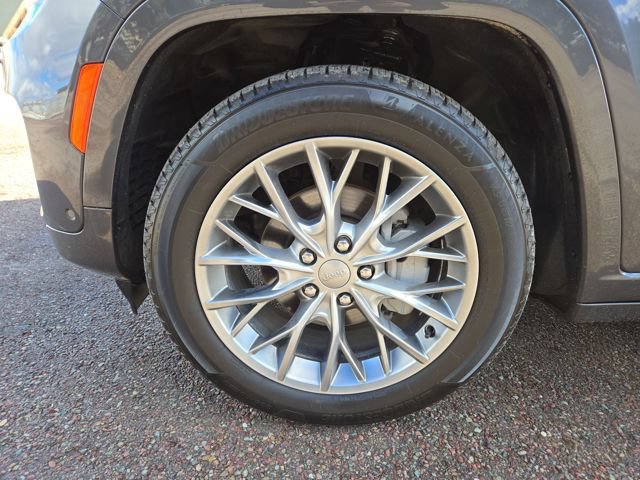 Used 2024 Jeep Grand Cherokee Summit AWD/4WD image 7