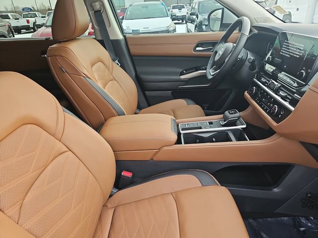 Used 2025 Nissan Pathfinder Platinum image 10