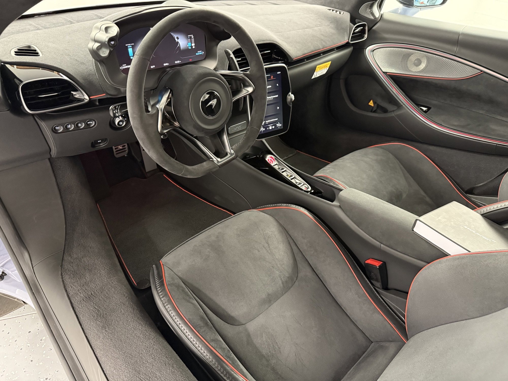 Used 2024 McLaren Artura image 3