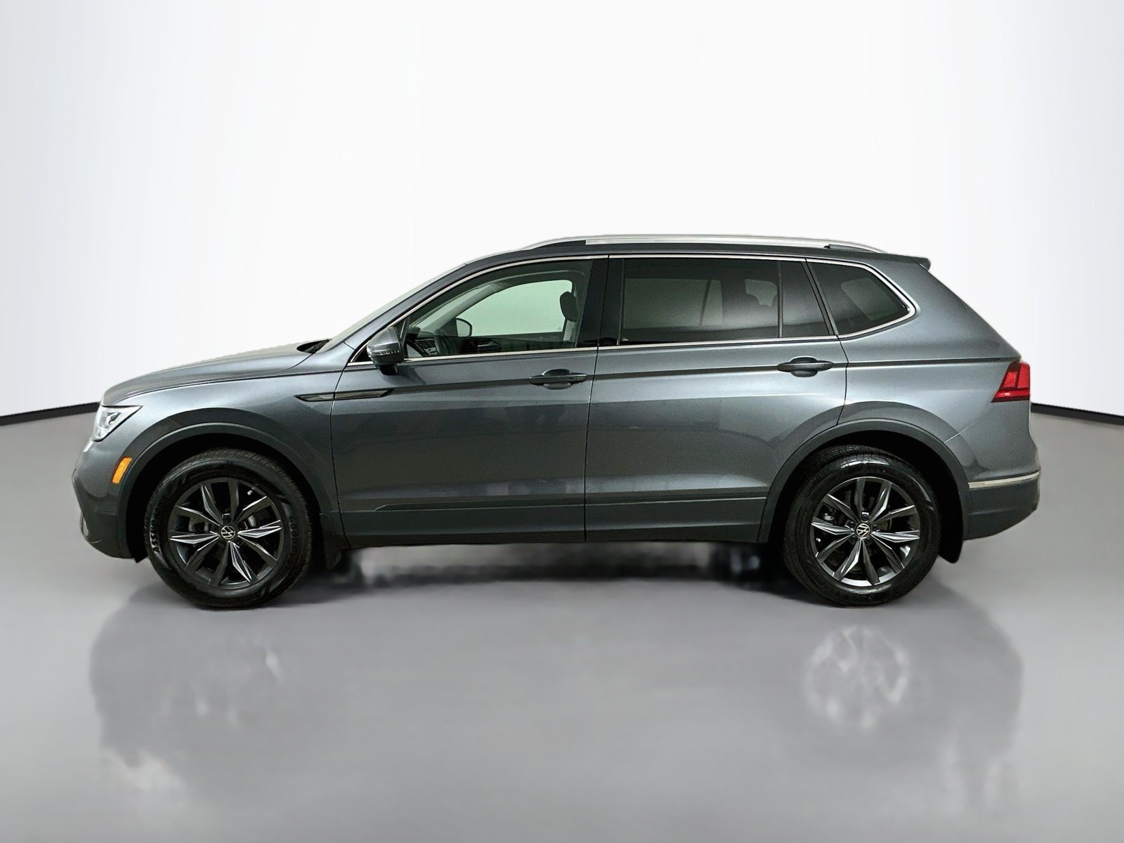 Certified 2024 Volkswagen Tiguan SE w/ Panoramic Sunroof Package AWD/4WD image 8