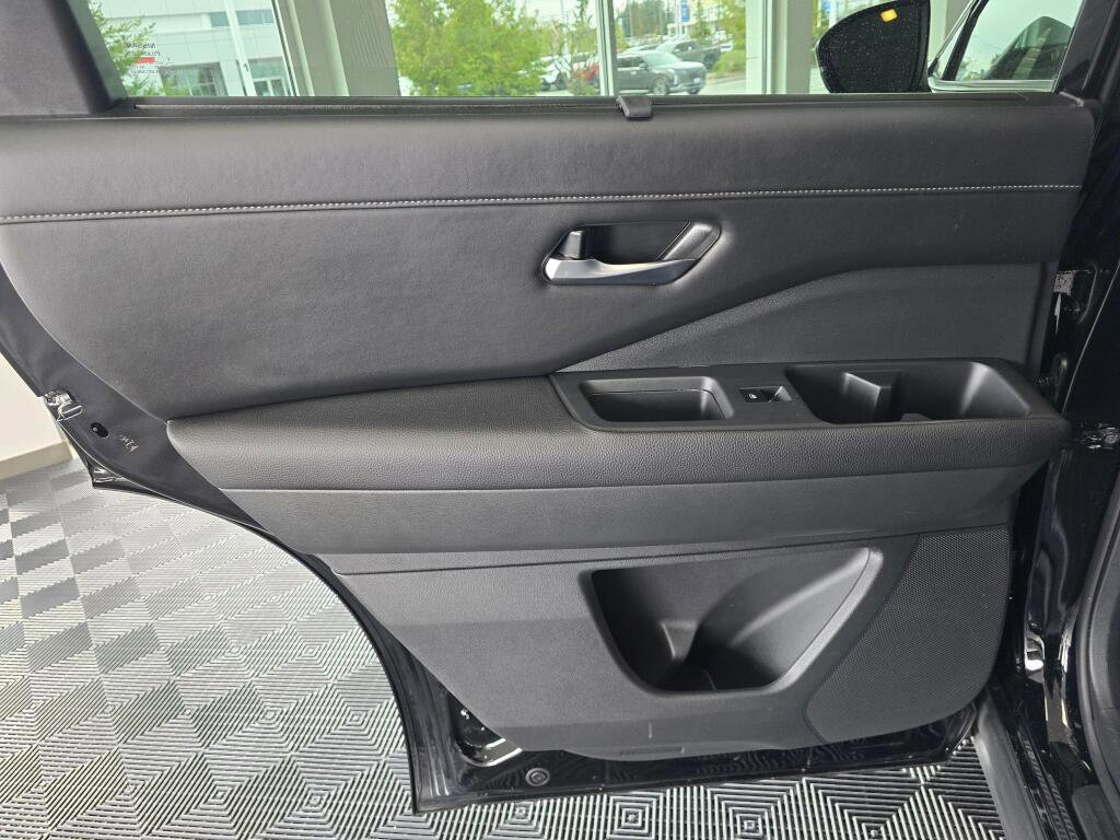 Used 2025 Nissan Pathfinder SL image 37