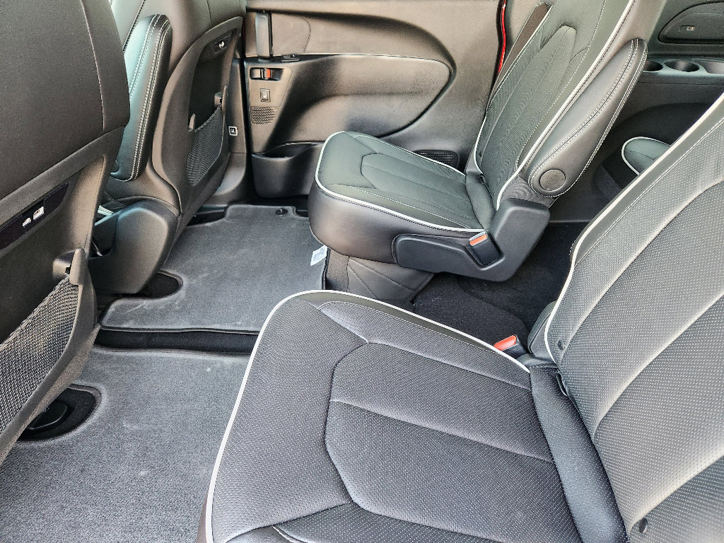 New 2026 Chrysler Pacifica Limited w/ S Appearance Package image 19