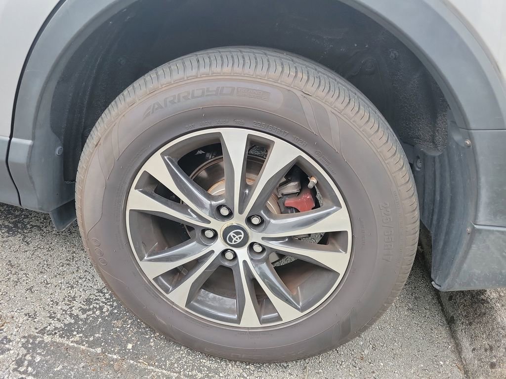 Used 2017 Toyota RAV4 LE image 5