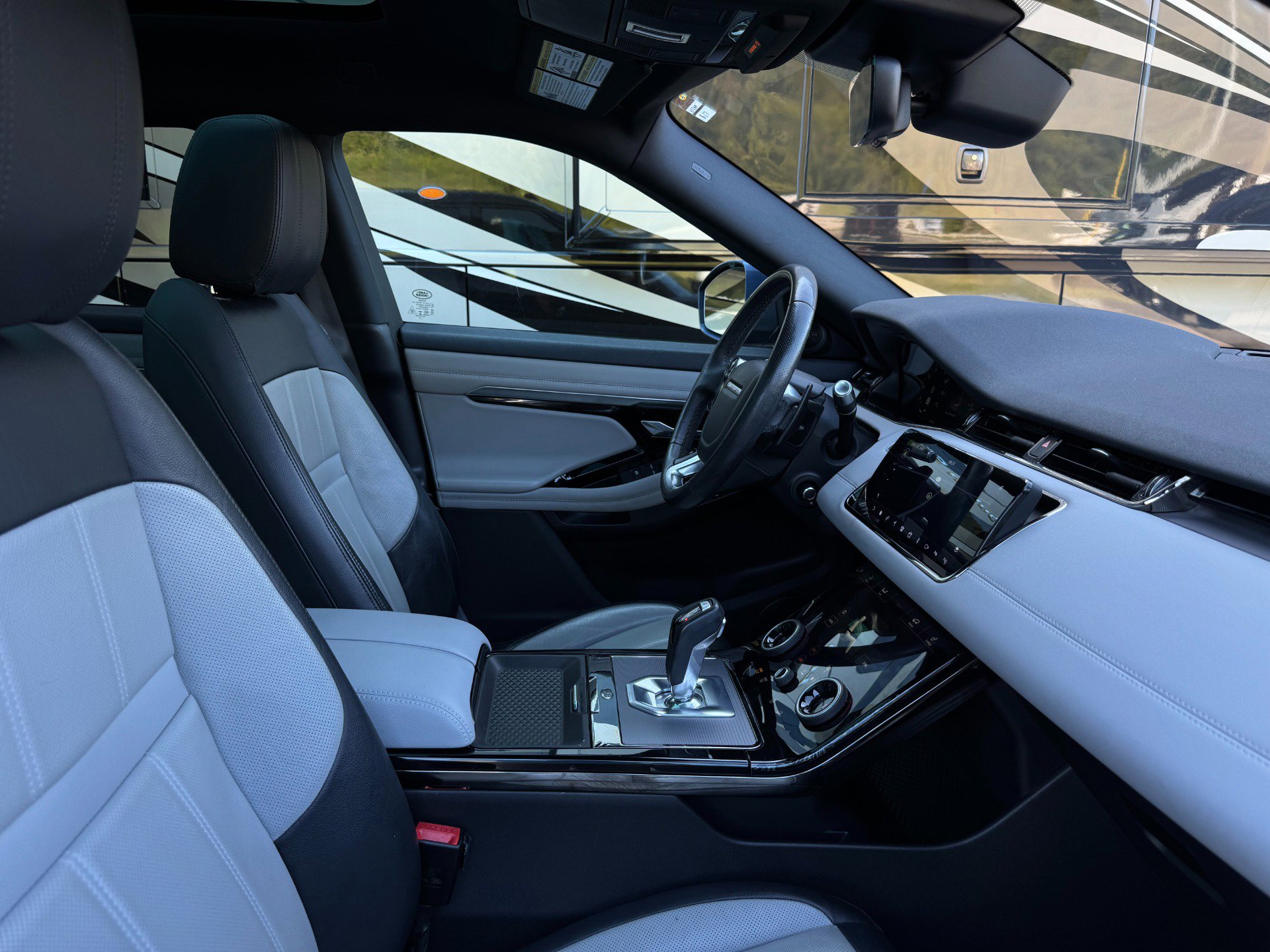 Used 2020 Land Rover Range Rover Evoque R-Dynamic SE image 32