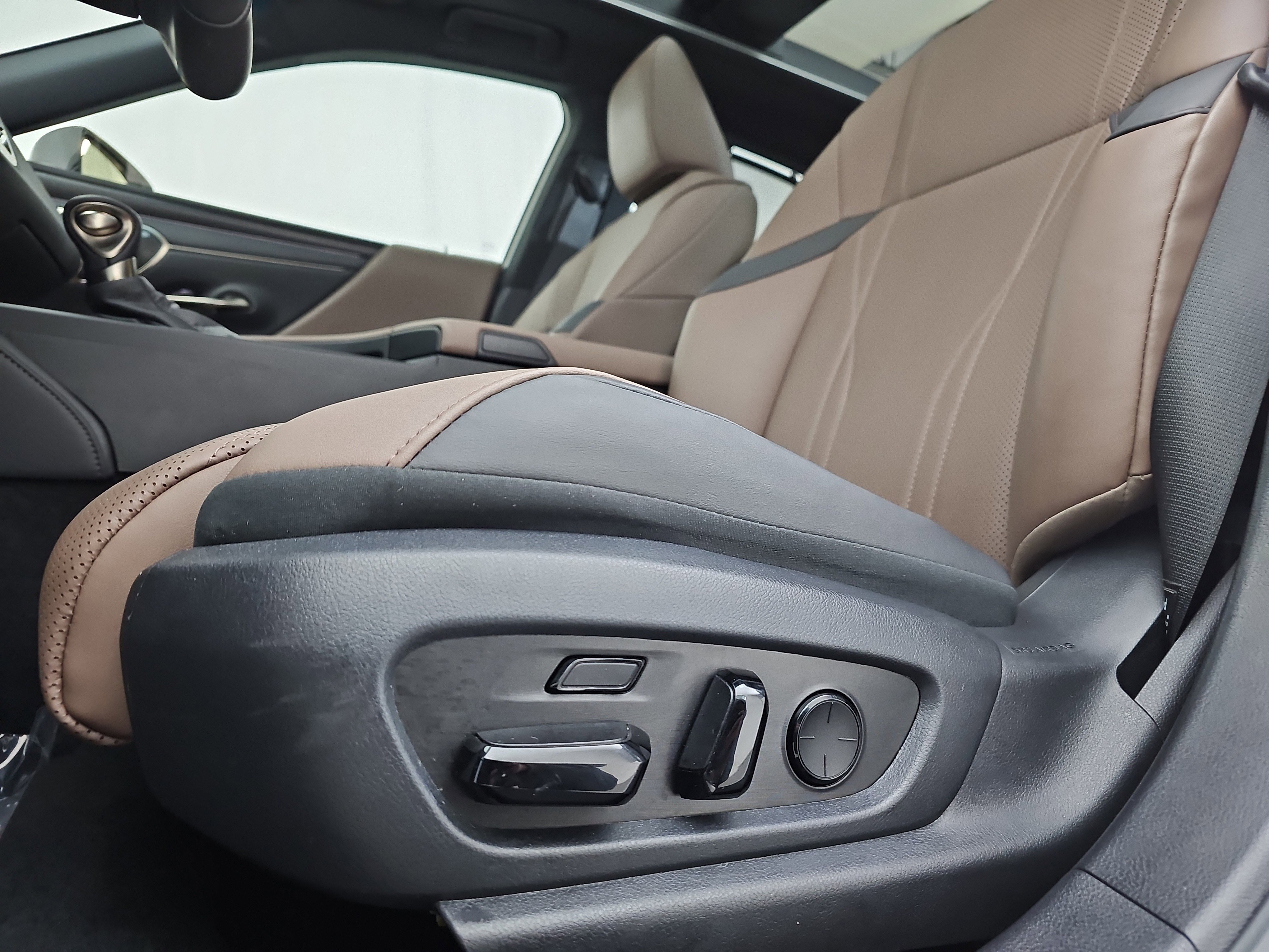 Used 2024 Lexus ES 350 Ultra Luxury w/ Accessory Package (Z1) image 10