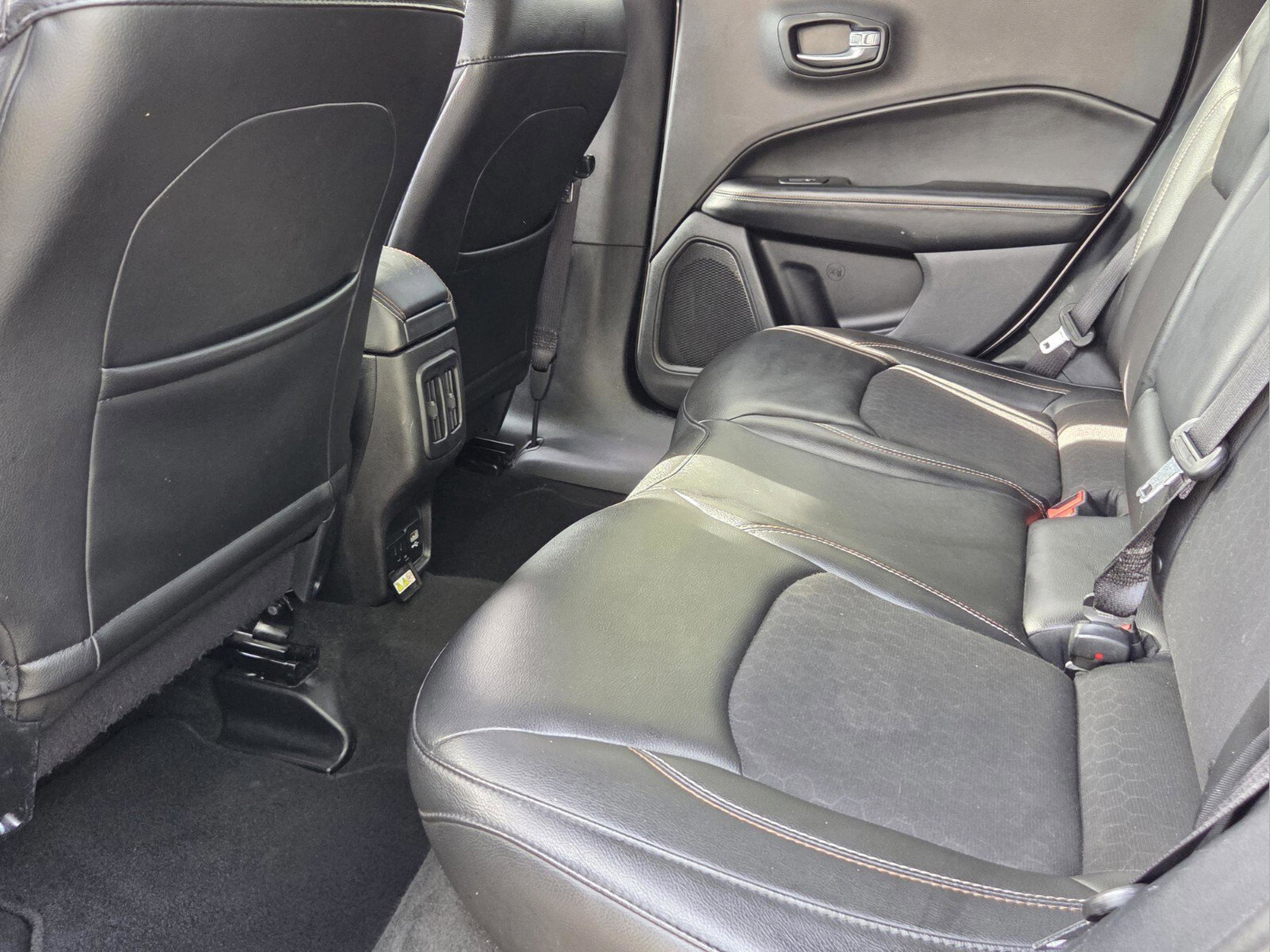 Used 2018 Jeep Compass Latitude w/ Popular Equipment Group FWD image 9