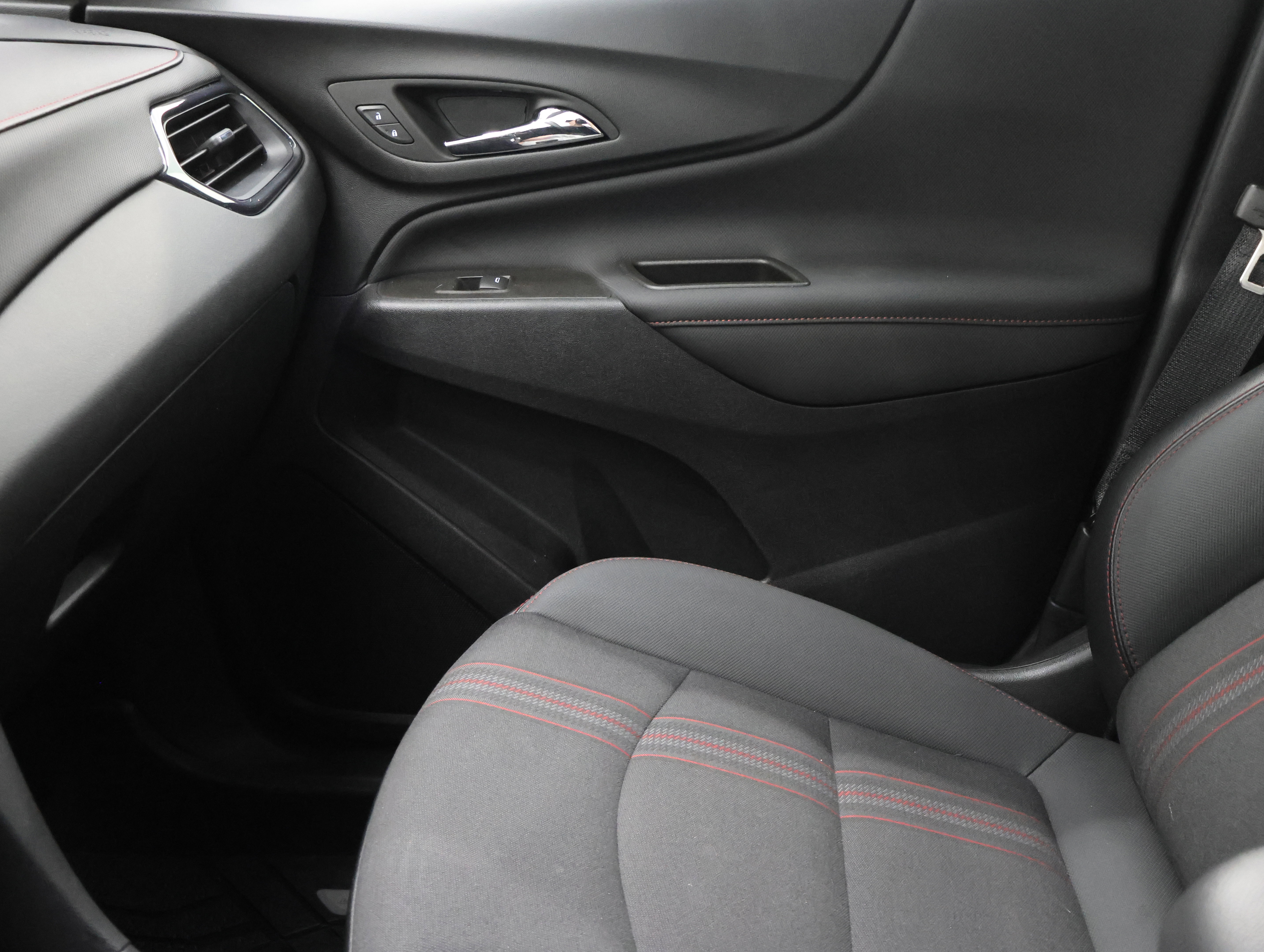 Used 2024 Chevrolet Equinox RS w/ LPO, Floor Liner Package AWD/4WD image 13