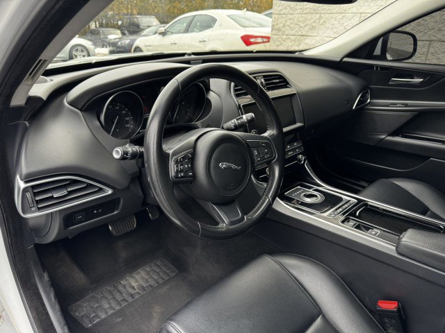 Used 2019 Jaguar XE Premium image 5
